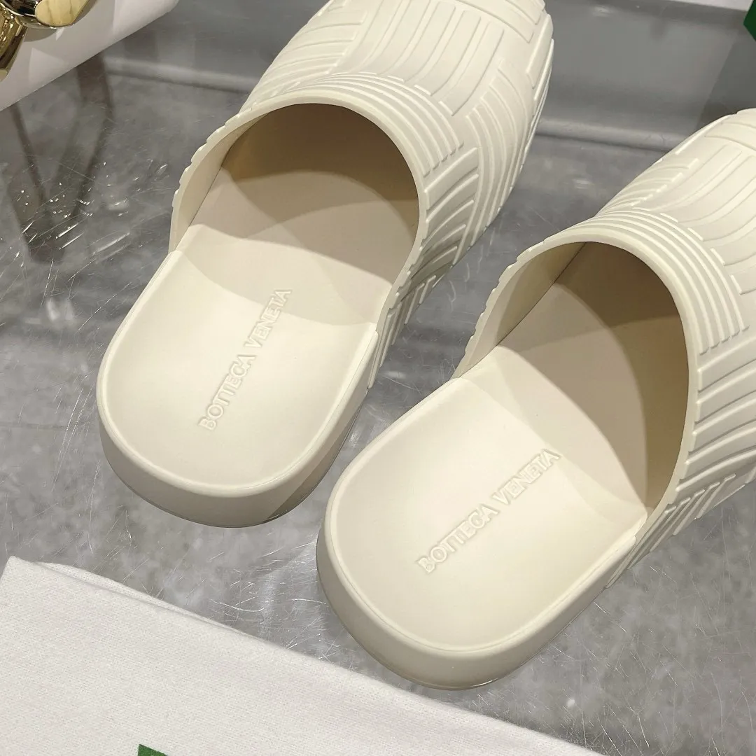 Factory price: 300💰🍀𝐁𝐨𝐭𝐭𝐞𝐠𝐚 𝐕𝐞𝐧𝐞𝐭𝐚 Bottega Veneta BV new men's woven surface ultra-light rubber garden shoes It looks good and is easy to wear. It is perfect with straight wide-leg pants, okay? It can also be worn in the summer, and it has characteristics for daily use, which is very BV~ The thickened toe box is slightly tilted like a derby, which is easy to match. The inner forefoot has texture that matches the sole of the foot. It is not made of rain boots with fleshy materials, which is more comfortable. M𝐁𝐨𝐭𝐭𝐞𝐠𝐚 𝐕𝐞𝐧𝐞𝐭𝐚 Bottega Veneta's new men's woven top ultra-light rubber garden shoes are good-looking and easy to wear. They are perfect with straight wide-leg pants, okay? 🐸It can also be worn in summer, and it has characteristics for daily life, which is very BV~ The thickened toe cap is slightly tilted like a derby, which is a good match. The inner forefoot has a pattern that matches the sole of the foot. It is not made of rain boots made of fleshy material, which is more comfortable. SIZE: 35-46 (45 and 46 are custom-made and cannot be returned or exchanged)